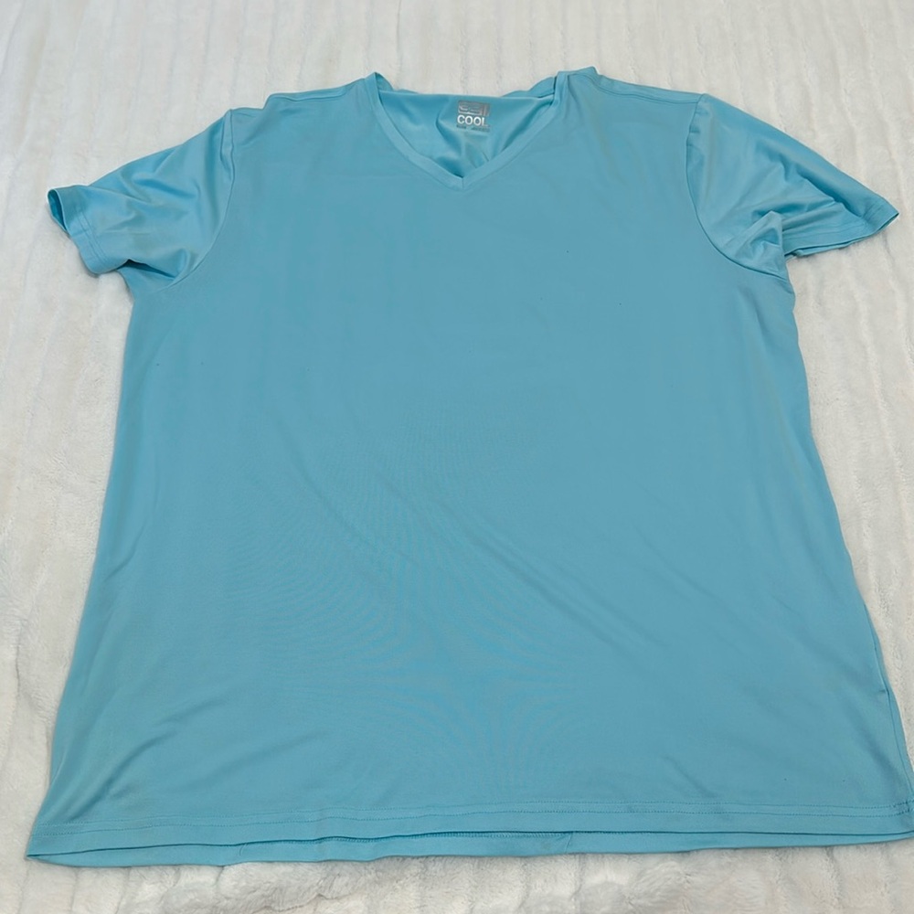🏆 32 Degrees Cool V-Neck T-Shirt